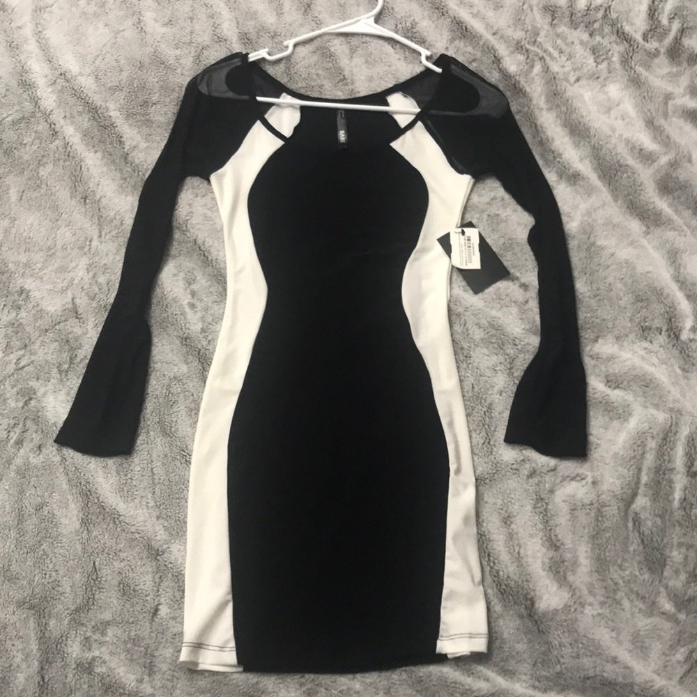 NEW blk/wt mini hourglass dress